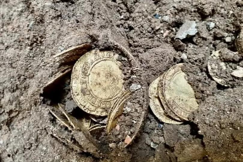 Goldmünzen, die unter dem Boden gefunden wurden, wurden für eine erstaunliche Summe verkauft
